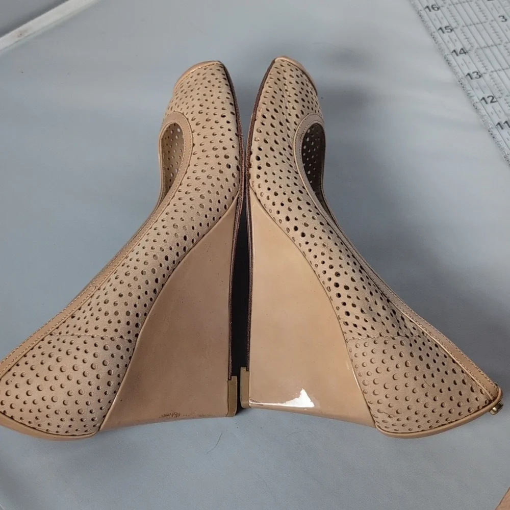 Stuart Weitzman Beige Peep Toe Wedge Sandals Shoes Size 10 M - Picture 8 of 10
